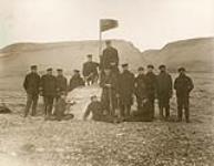 ""Le drapeau est hissé sur l'Ile Bylot, Ponds Inlet, à un endroit baptisé du nom de la Pointe Canada''. (Le capitaine Joseph-Elzéar Bernier est le second à partir de la gauche) 21 août 1906