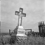 [Chief Isapo-muxika's (Chief Crowfoot) grave marker, Siksika First Nation, Alberta]. [between 1956-1960]