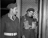 Servicemen return on troop-ship ["Cameronia"] arrive Bonaventure Station 17 Aug. 1945.