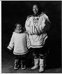 Annie Audlaluk, 46 ans, Kristine Audlaluk, 5 ans. Grise Fjord, Ile Ellesmere, Nunavut. juin 1996.
