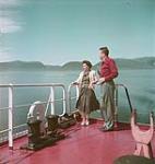 M. et Mme W.G. Coleman de Worcester, au Massachusetts, observent de l'avant du navire du S.S. Gulfpart, parti de Montréal, et qui s'approche de Corner Brook à Terre-Neuve  juillet 1949
