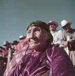 Femme non identifiée des Premières nations à la cérémonie annuelle de la Danse du Soleil dans la réserve de la Première nation de Káínawa, près de Cardston (Alberta) août 1953