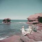 On the shore near Cavendish, Prince Edward Island National Park, P.E.I.  juillet 1953