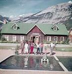 Des visiteurs à l'écloserie gouvernemental, au Jasper National Park, en Alberta  juillet 1953