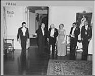 Son Excellence le très honorable Vincent Massey accueille l'honorable P. Kerwin et son épouse à l'occasion du bal du gouverneur tenu à la résidence du gouverneur général, Ottawa. juin 1955