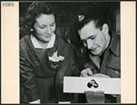 L'ergothérapeute Marion Thompson et un patient à l'atelier de menuiserie à Scarboro Hall où les patients névrosés militaires sont traités, à Toronto  mars 1945