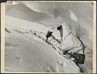 L'alpiniste F. Brewer entraînait les Lovat Scouts, un régiment écossais ayant joué un rôle de premier plan dans l'invasion de l'Europe lors de la Deuxième Guerre mondiale; les Lovat Scouts ont appris leurs techniques de montagne et de ski d'instructeurs canadiens comme Brewer, dans les hauteurs des Rocheuses (Jasper)  1944