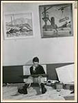 Un jeune garçon travaille sur le plancher lors d'un cours d'art du samedi matin à la Vancouver Art Gallery  mars 1945