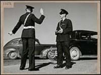J. W. (Ed) Maddocks et Jack Bird, agents de régulation du trafic à une avionnerie de Toronto. avril 1945