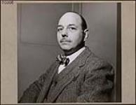 L.W. Bennett, vérificateur en chef à la Société Polymer de Sarnia. mars 1946