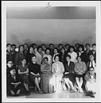Portrait de groupe de la classe des agents de santé communautaire autochtone devant être formés au Canada, Hobbema 1965