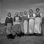 Groupe de filles huttériennes (Christina Gross, deuxième à partir de la droite), Headingley, Manitoba  5 août 1954.