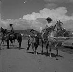 Cow-boy et jeune cow-boy à cheval, randonneurs, William Lake, Colombie-Britannique [ca1954-1963]