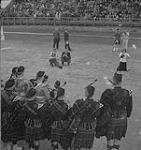 Les Highland Games, Antigonish, 1940, groupe de joueurs de cornemuse, photographes et spectateurs dans les gradins août 1940