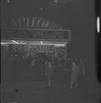 Halifax, groupe à l'extérieur d'un cinéma [ca 1939-1951]