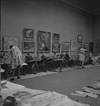 Cours d'art pour enfants, Lismer, groupe d'enfants en train de peindre [entre 1939-1951].