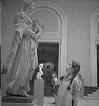Cours d'art pour enfants, Lismer, fille regardant leur sculpture [entre 1939-1951].