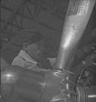 A.R.C., homme travaillant sur l'hélice d'un aéronef [entre 1939-1951].