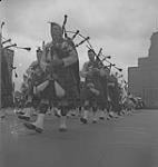 48th Highlanders. Des cornemuseurs marchent dans les rues [entre 1939-1951]