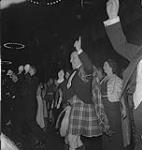 48th Highlanders. Un groupe non identifié d'hommes et de femmes danse [entre 1939-1951]