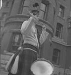 48th Highlanders. Plan rapproché d'un joueur de tambour non identifié [entre 1939-1951]