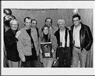 Lors de son passage à Toronto, l'artiste Melissa Etheridge, de chez Island, se voit remettre un prix platine pour son album « Your Little Secret ». mars 1996
