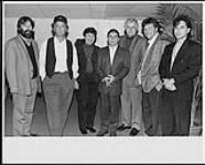 Paul Simon et Art Garfunkel prenant une pose avec quatre hommes et une femme non identifiés  [entre 1995-2000].