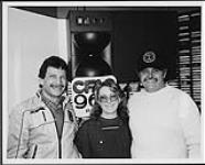 Sonny Sinclair (droite) visitant CFAC Radio, Calgary et prenant une pose avec MD Rob Ingram (éditeur de CMN Western Canada) et Pam Barber. s.d.