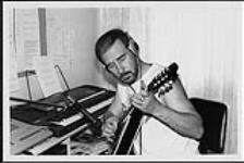 Artiste country canadien, Morris Rainville, jouant de la mandoline. [entre 1990-2000].