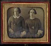 Deux adolescentes vêtues et coiffées de fa(LAL)on presqu'identiques vers 1858