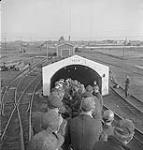 Mineurs à l'ouverture d'un puits (Mine Collar no 3) attendant le sifflet de 7 h annonçant le départ du tramway qui les emmènera à leur lieu de travail dans une mine sous-marine