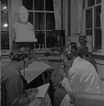 Mme Dorothy Erb et le docteur Gordon Thomas utilisant un appareil radiotéléphonique. 1951