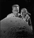 Bernard et Joan Hayson situent leur achat lunaire sur un modèle. 1955