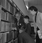 Le Dr Ching-Cheng Shih et sa famille dans une bibliothèque. 1958