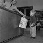 Tom Elliot et une bibliothécaire. 1958