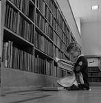 Une jeune fille dans une bibliothèque. 1958