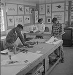 Graveurs inuits à l'oeuvre au centre d'art, à Cape Dorset, T.N.-O., [Cape Dorset (Kingnait), Nunavut]  27 septembre 1960