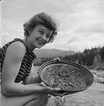 Mme B. H. Craft lavant du sable aurifère. 1961
