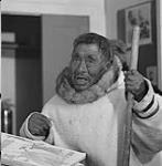 Parr, artiste inuit au centre d'art, à Cape Dorset, T.N.-O., [(Kingnait), Nunavut]  août 1961
