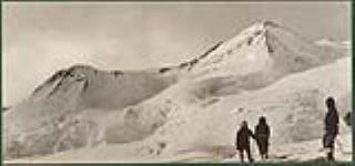 On the summit of the King ridge [Graphic material
] 1925.