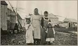 [Inuit women and girls]. [between 1921-1922]