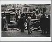 [Crowd observing damaged trams, Múzeum körút, 8th District, Budapest] [graphic material] 15-25 November 1956.
