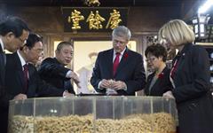 [Prime Minister Stephen Harper, joined by Laureen Harper, Minister Alice Wong, Li Qiang, Governor of Zhejiang Province, Zhang Hongming, Mayor of Hangzhou, and Liu Jun, Chairman of the Board of Directors of the Traditional Chinese Medicine Museum, visits the Hu Qing Yu Tang Museum of Traditional Chinese Medicine during his official visit to China] 6 November 2014
