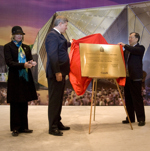 [Prime Minister Stephen Harper reveals a gold plaque with Hua Guo inside the Canada Pavilion at the Shanghai 2010 Exposition Site] 4 December 2009