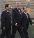 [Prime Minister Stephen Harper visits the City Balcony with Li Qiang, Governor of Zhejiang Province, and Zhang Hongming, Mayor of Hangzhou, and enjoys the view over the Qiantang River during his official visit to China] 6 November 2014