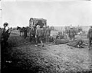 Ambulance à cheval recueillant les blessés au poste de secours avancé à proximité du front durant la bataille de la Somme-Fier-Courcelette Sep., 1916.