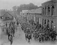 Des troupes canadiennes escortant des prisonniers allemands vers l'emprisonnement Octobre 1916