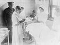 Homme subissant une intervention chirurgicale dans une ambulance de campagne canadienne moins d'une heure après avoir été blessé oct. 1916