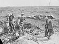 Brancardiers et prisonniers allemand transportant des blessés durant la bataille du Plateau de Vimy [between April 9-14 1917].