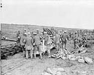 Prisonniers allemands et hommes de la Croix Rouge canadienne participant à l'envoi des blessés sur le chemin de fer léger. Crête de Vimy [between April 9-14, 1917].